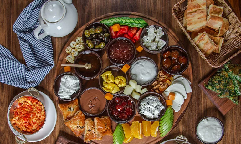 The Rise of Brunch Culture in Turkey: A Flavor Experience at Happy Moon’s and İkon
