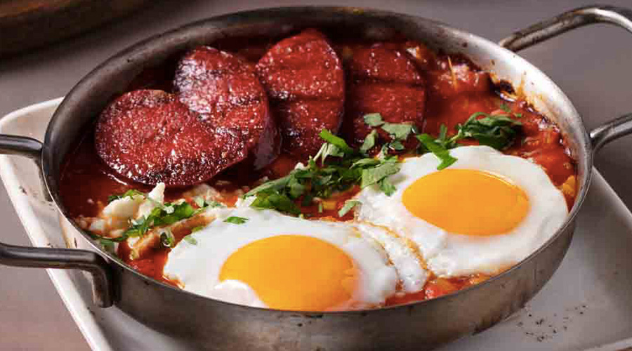 Sucuklu Göz Yumurtalı Shakshuka